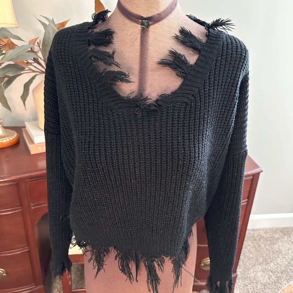Zaful Black Distressed V-Neck Crop Sweater